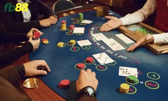 Casino Hold'em FB88 Trong Casino Hold'em FB88, quá trình chia bài diễn ra qua ba đợt
